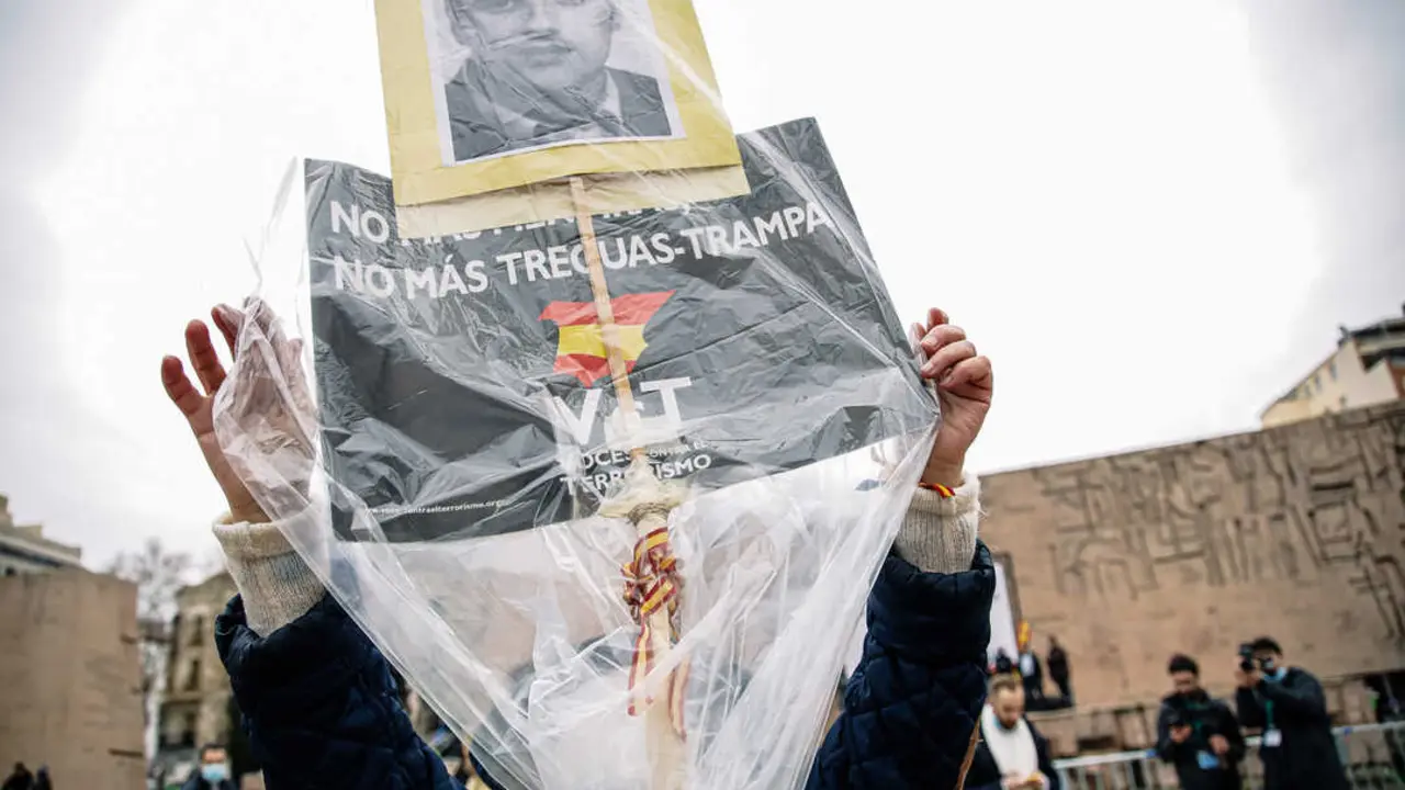 Una persona sostiene una pancarta con la imagen de Miguel &Aacute;ngel Blanco, asesinado por ETA, en una manifestaci&oacute;n a favor de las v&iacute;ctimas del terrorismo. / EP