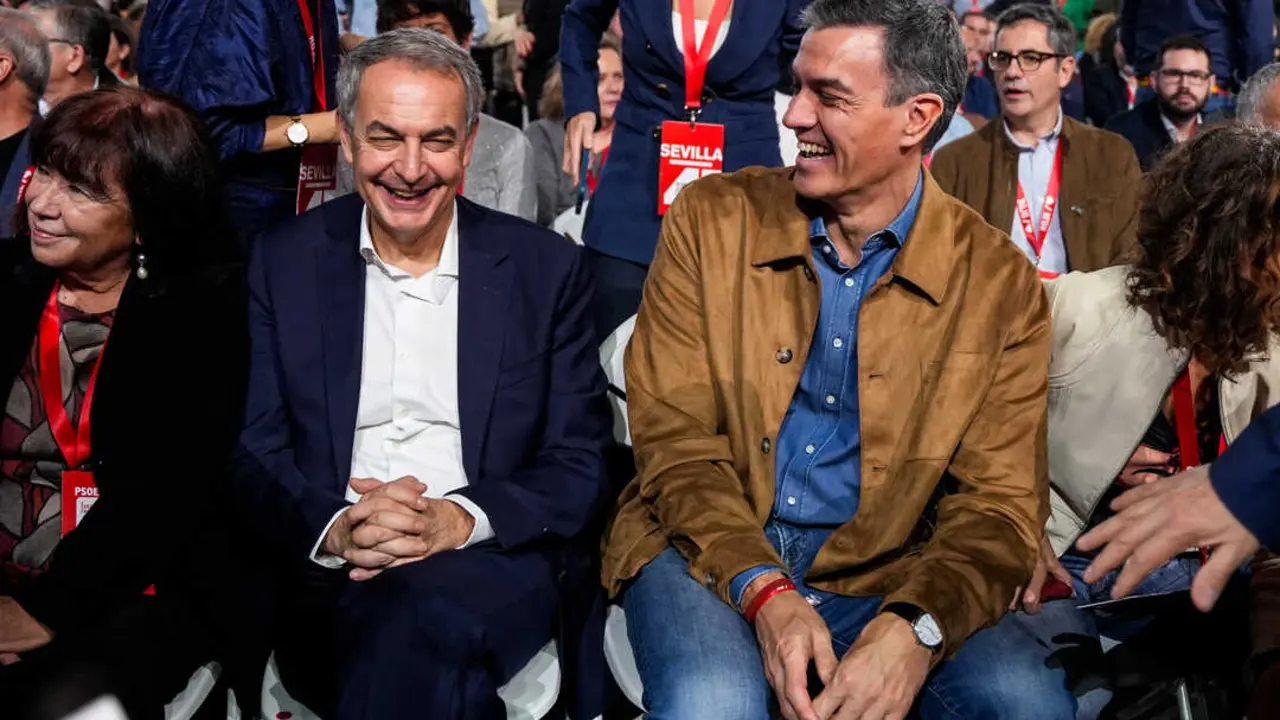 El Presidente del Gobierno de Espa&ntilde;a, Pedro S&aacute;nchez, (d) junto al ex Presidente del Gobierno de Espa&ntilde;a, Jos&eacute; Luis Rodr&iacute;guez Zapatero, (i). / EP