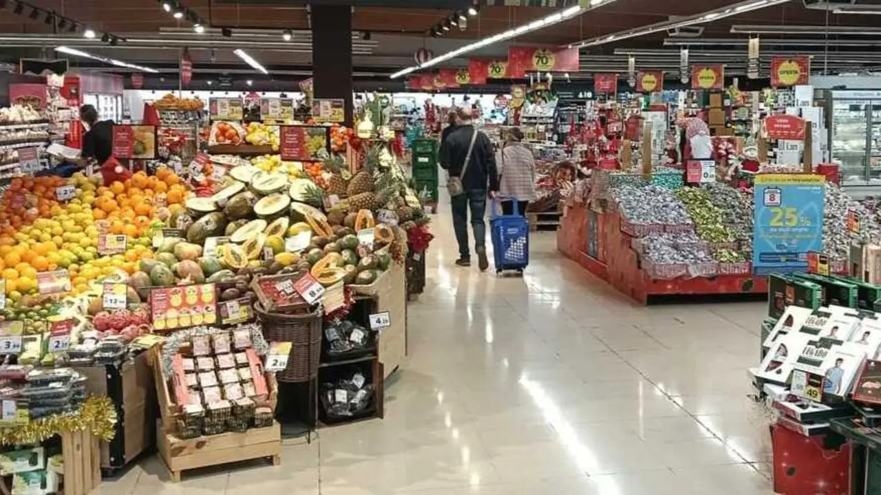 Varias personas en un supermercado. / EP