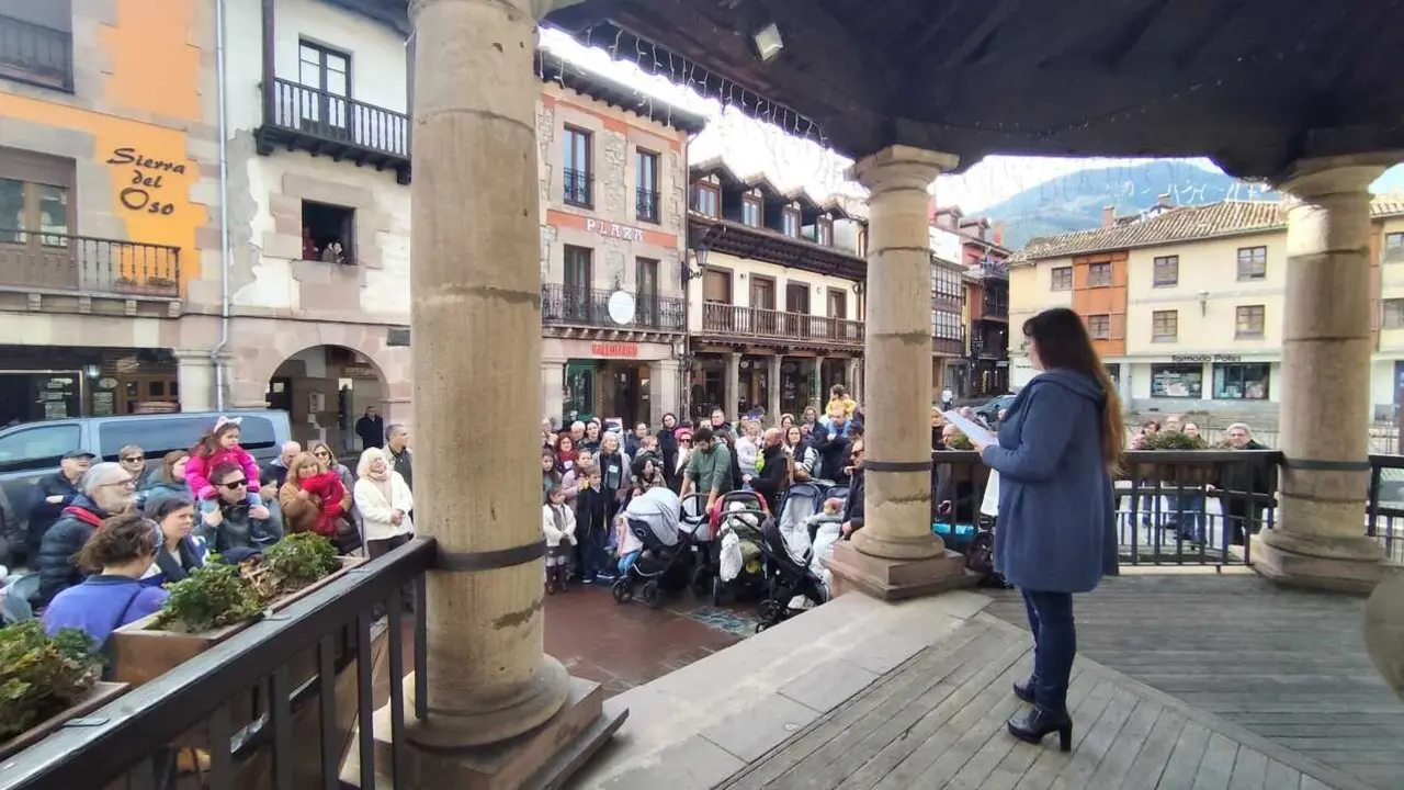 M&aacute;s de 150 personas se concentran en Potes para pedir estabilidad en el servicio pedi&aacute;trico de Li&eacute;bana. / PLATAFORMA CIUDADANA POR UN PEDIATRA EN LI&Eacute;BANA