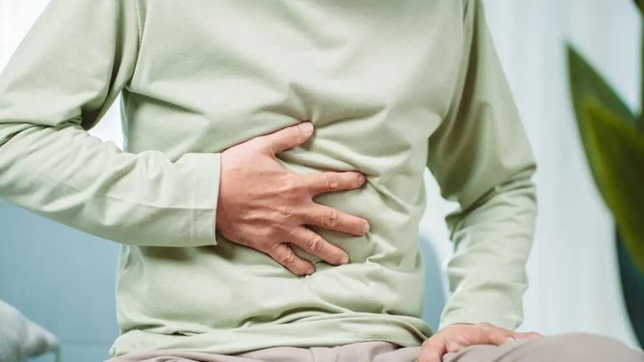 Una persona quej&aacute;ndose de un dolor de barriga. / EP