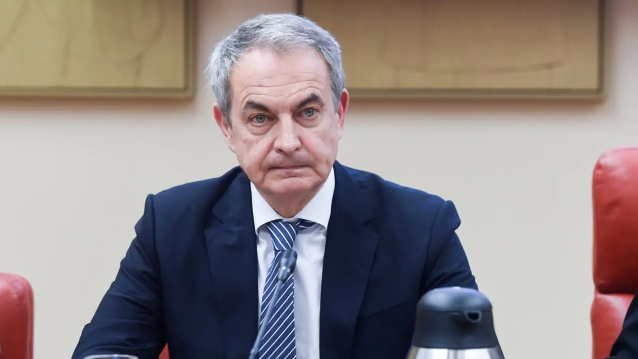 El expresidente del Gobierno Jos&eacute; Luis Rodr&iacute;guez Zapatero durante el acto de homenaje a Jos&eacute; Enrique Serrano Mart&iacute;nez, a 4 de diciembre de 2025, en Madrid (Espa&ntilde;a). 

Firma: Gustavo Valiente / Europa Press