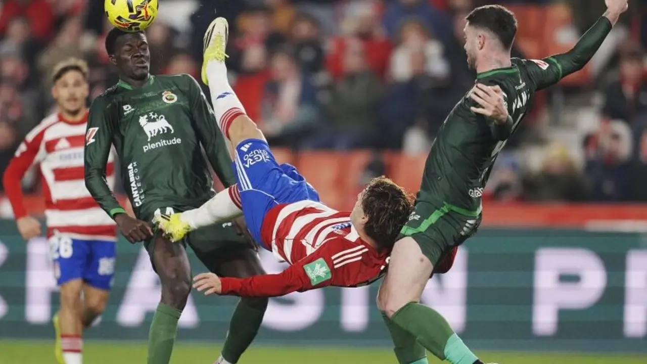 Una de las acciones del partido entre Racing y Granada. / L.H.