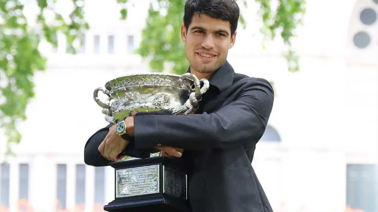 Carlos Alcaraz de Espa&ntilde;a durante la sesi&oacute;n de fotos con el trofeo tras ganar la final del Abierto de Australia. / Marcin Cholewinski / EP
