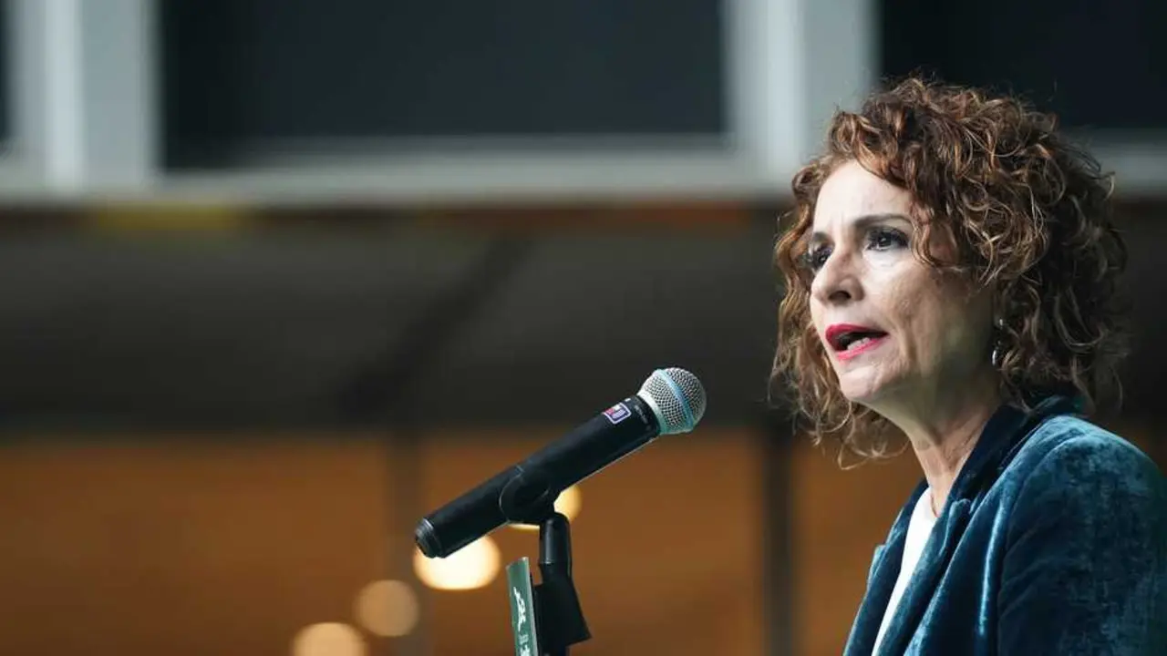 La vicepresidenta primera del Gobierno y ministra de Hacienda, Mar&iacute;a Jes&uacute;s Montero, atiende a los medios. / Mar&iacute;a Jos&eacute; L&oacute;pez
