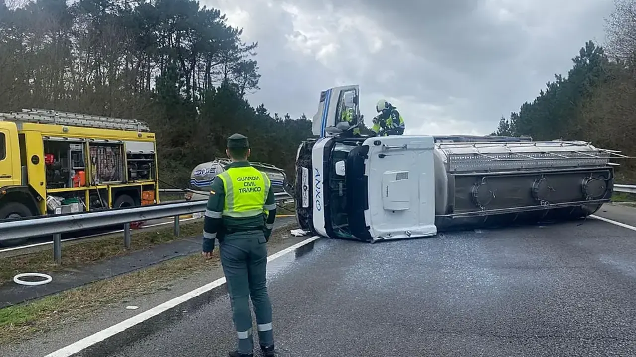 Imagen de archivo de un accidente similar ocurrido d&iacute;as atr&aacute;s en Asturias. El vuelco de un cami&oacute;n articulado este lunes en la S-10, a la altura de Medio Cudeyo, oblig&oacute; a cortar la v&iacute;a hacia Vizcaya durante varias horas. Guardia Civil
