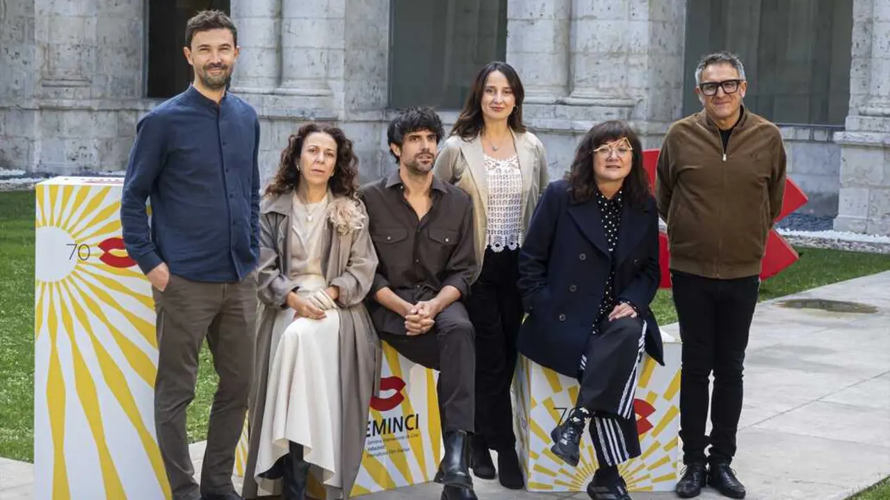 (I-D) El productor Alex Lafuente; la productora Sandra Hermida; el actor; Francesco Carril; la productora Marisa Fern&aacute;ndez Armenteros; la directora Isabel Coixet, y el director de la Seminci, Jos&eacute; Luis Cienfuegos, posan durante la presentaci&oacute;n de la pel&iacute;cula &lsquo;Tres adioses&rsquo;. / Claudia Alba / Archivo