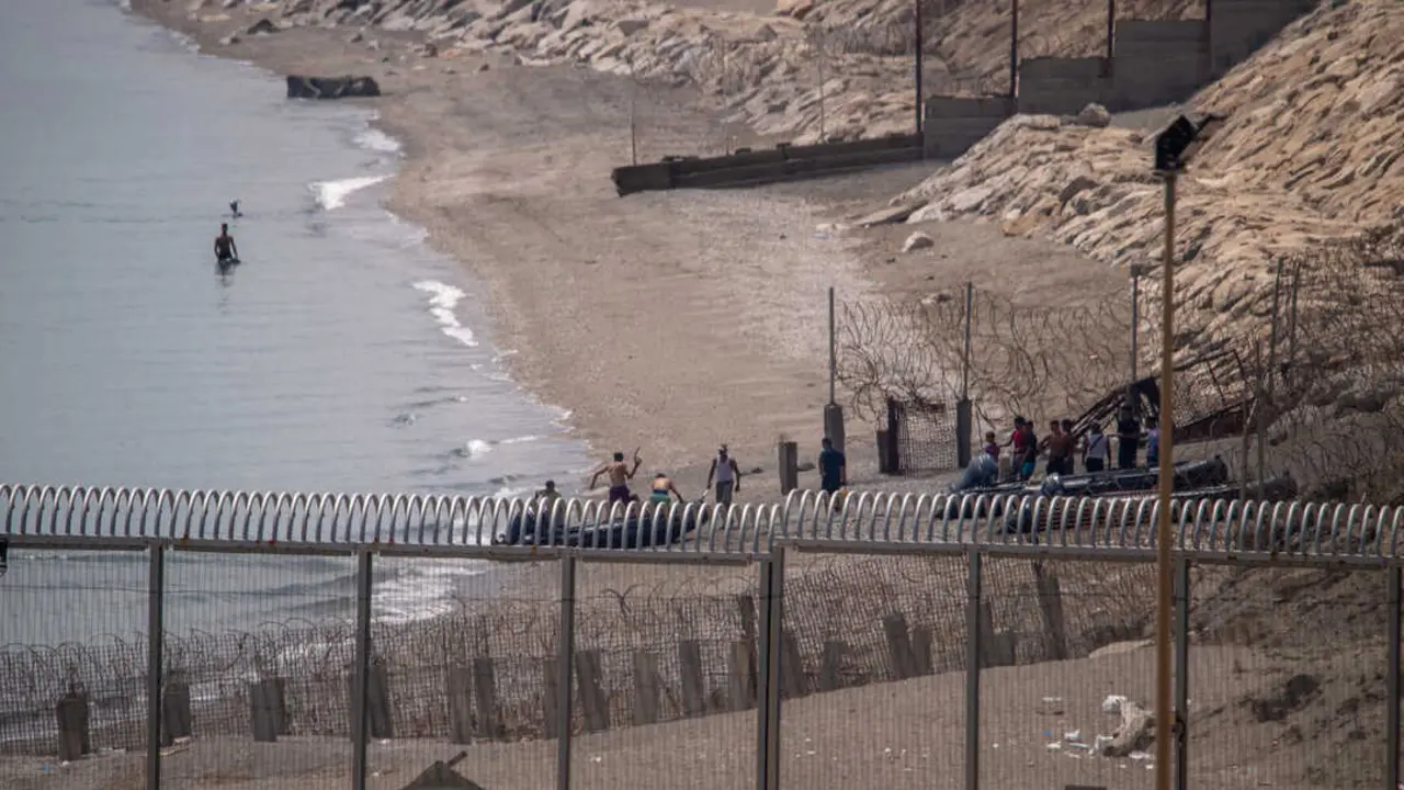 La frontera de Ceuta atraviesa un nuevo episodio de tensi&oacute;n migratoria tras la regularizaci&oacute;n impulsada por el Ejecutivo de Pedro S&aacute;nchez. / EP