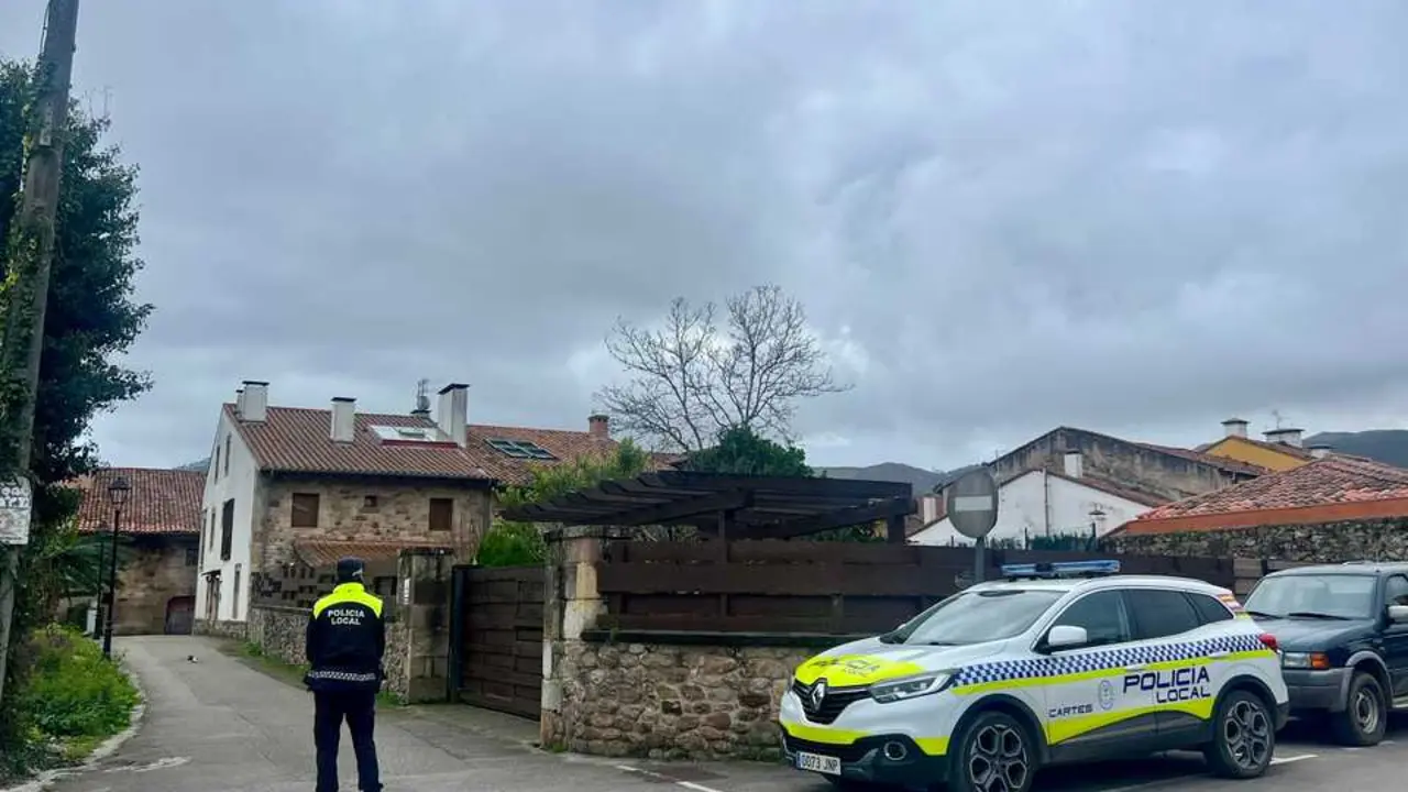 Un agente de Polic&iacute;a Local en la zona de la vivienda a la que est&aacute; previsto que lleguen menores migrantes. / EP