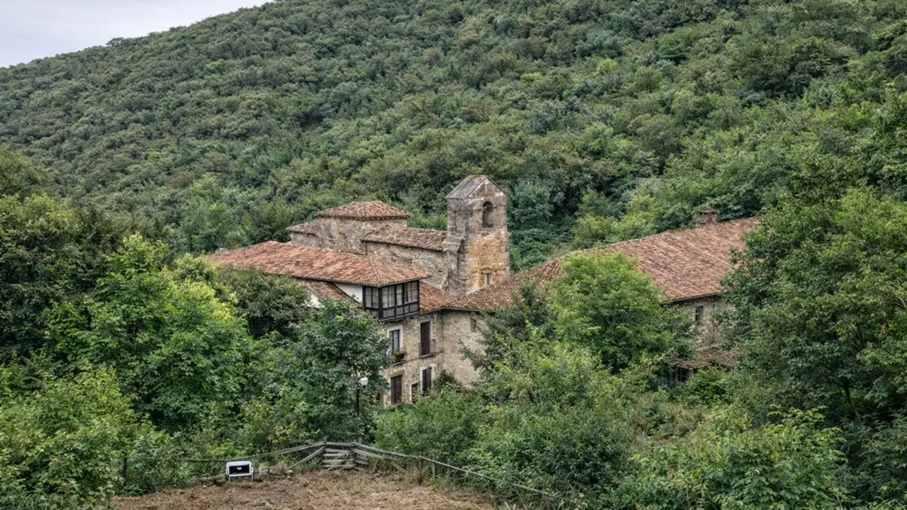 Pocas personas imaginar&iacute;an que un pueblo de apenas 60 habitantes conserva uno de los conjuntos rom&aacute;nicos m&aacute;s sobresalientes del norte de Espa&ntilde;a. / I.A