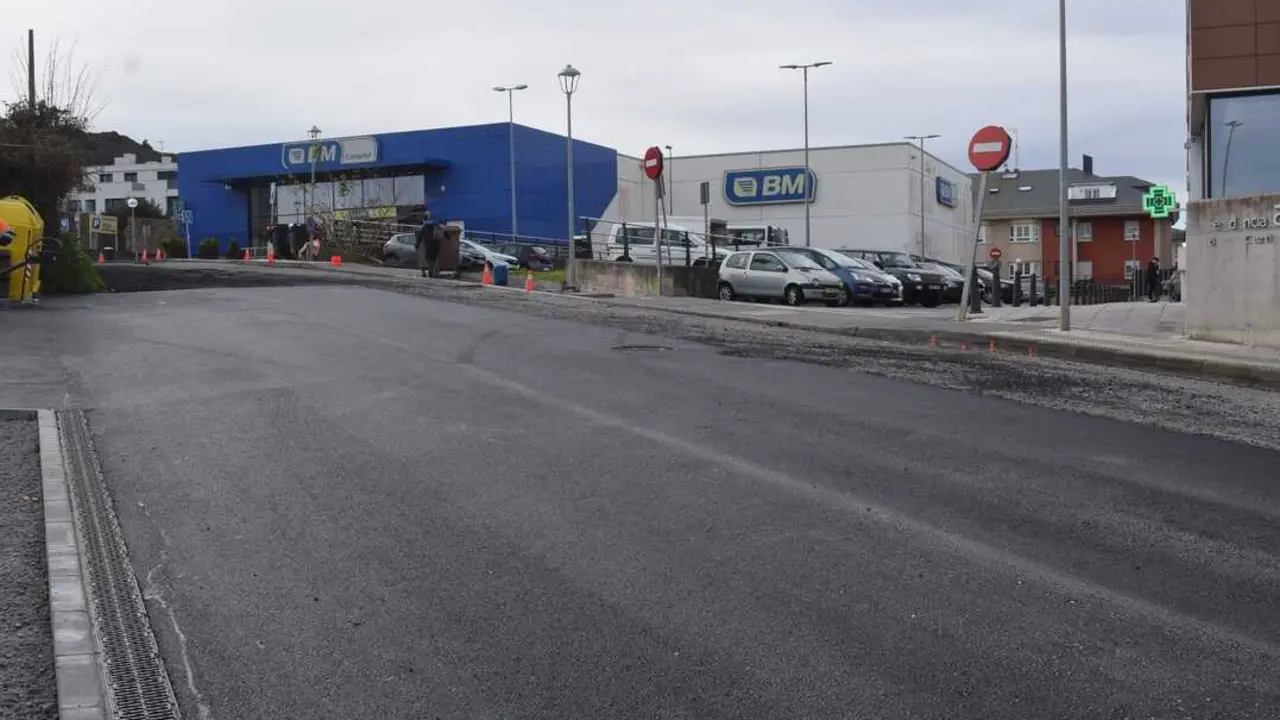 Asfaltado junto a nuevo parking subterr&aacute;neo de Liencres. / a.e