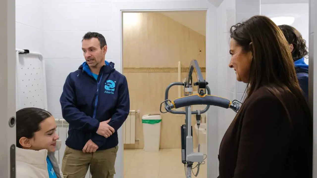 La consejera de Inclusi&oacute;n Social, Bego&ntilde;a G&oacute;mez del R&iacute;o, inaugura los ba&ntilde;os para personas ostomizadas. / a.e