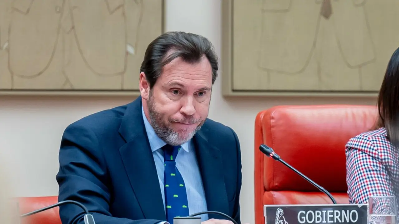 El ministro de Transportes y Movilidad Sostenible, &Oacute;scar Puente (c), comparece ante la Comisi&oacute;n de Transportes y Movilidad Sostenible, en el Congreso de los Diputados, a 3 de febrero de 2026, en Madrid (Espa&ntilde;a).

Firma: Alberto Ortega / Europa Press