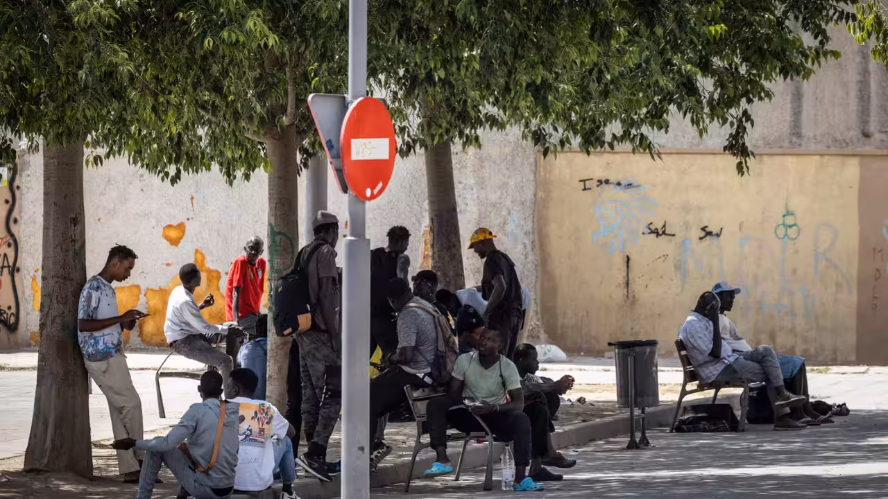 Temporeros en las calles de Lleida. / EL PAIS
