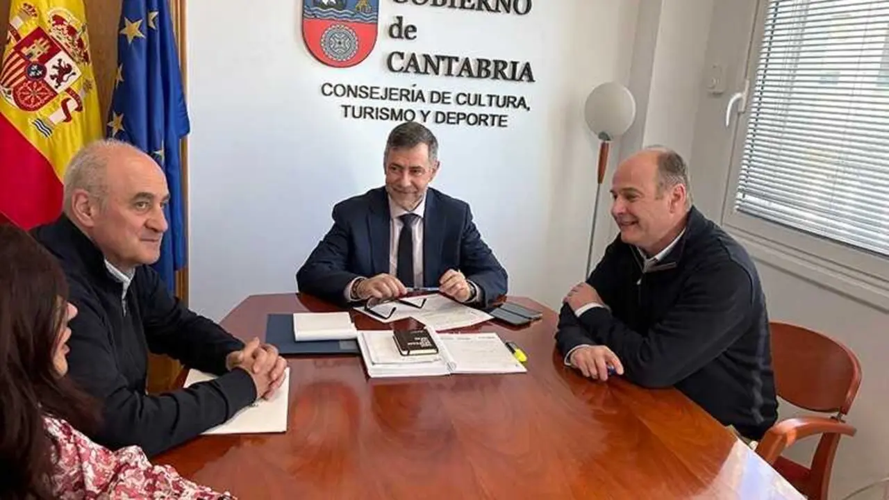 Martinez Abad en la reuni&oacute;n con el alcalde de Voto, Santiago del Campo. / A.E