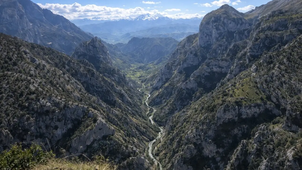 Si crees que lo has visto todo en Cantabria, puede que a&uacute;n no hayas cruzado el desfiladero de La Hermida. / i.a