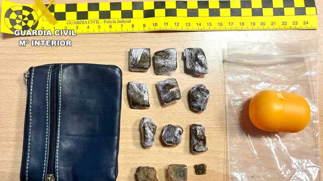 Efectivos de la Guardia Civil arrestaron este lunes a un var&oacute;n en Sar&oacute;n durante un servicio preventivo, tras localizarle hach&iacute;s dosificado oculto en una cartera. / G.C