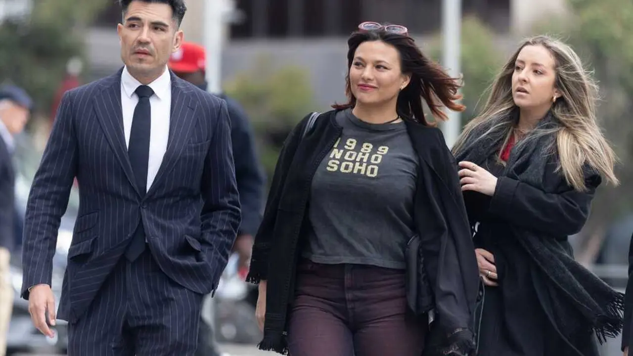 La actriz Elisa Moulia&aacute;, junto a su abogado, Alfredo Arri&eacute;n, llegan a los Juzgados de Plaza de Castilla para entregar su tel&eacute;fono m&oacute;vil a fin de que la Polic&iacute;a Nacional pueda analizar las conversaciones que mantuvieron, a 11 de abril de 2025, en Madrid (Espa&ntilde;a). Firma: Eduardo Parra / Europa Press
Personajes: Elisa Moulia&aacute;, Alfredo Arri&eacute;n