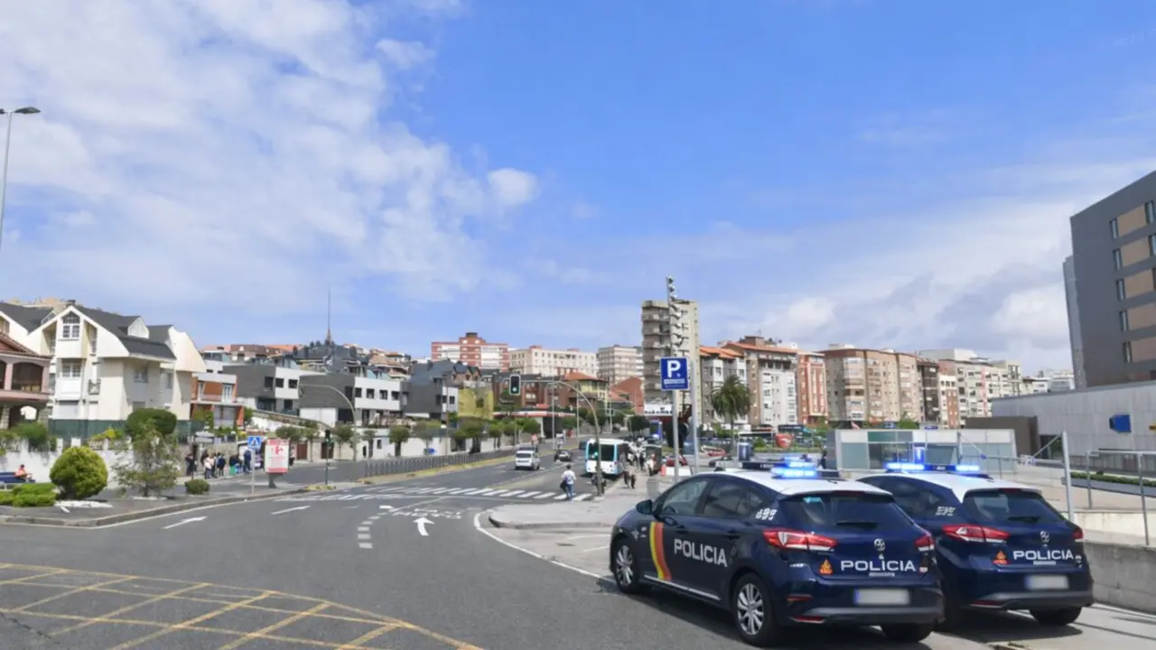 Varios coches de Policia Nacional en el lugar del accidente.