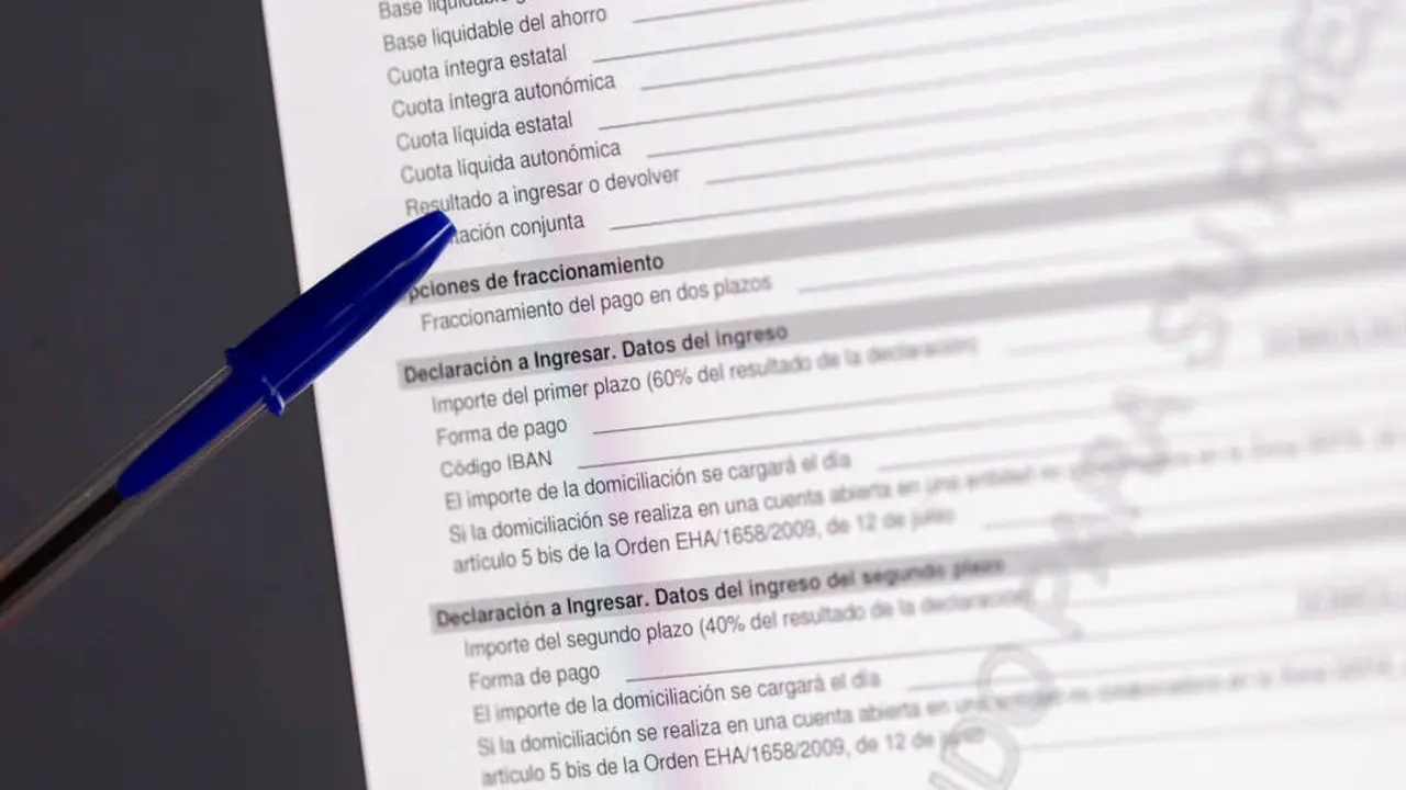 Una persona cumplimenta la declaraci&oacute;n de la Renta. / EP