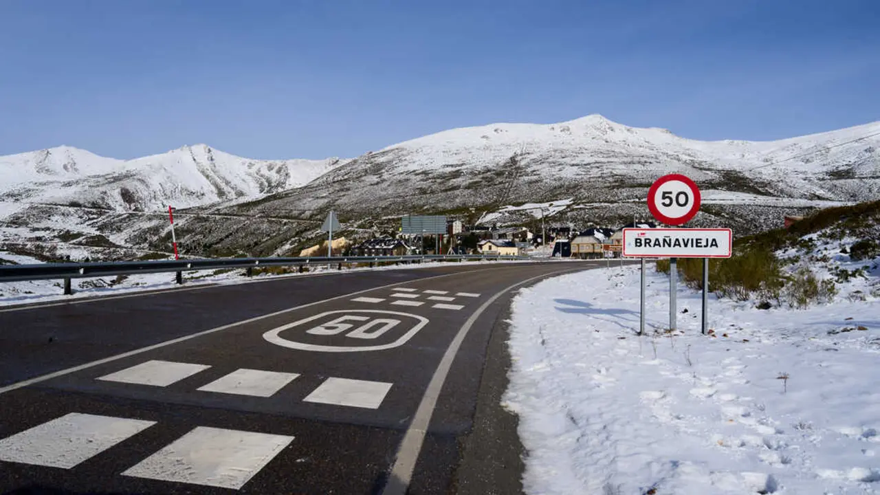 Cinco carreteras auton&oacute;micas presentan tramos afectados por nieve y placas de hielo. / ep


FOTO: Juan Manuel Serrano Arce