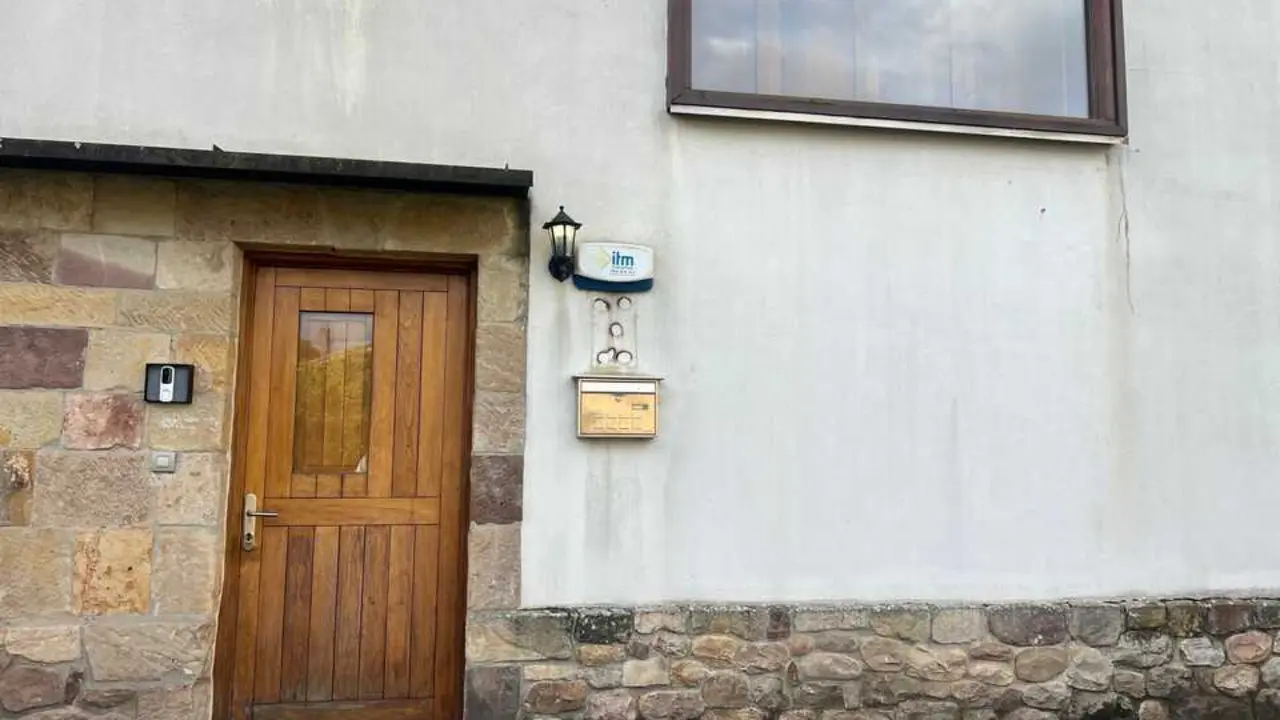 Exterior de la vivienda que se convertir&aacute; en un centro de acogida para menores migrantes. / EP