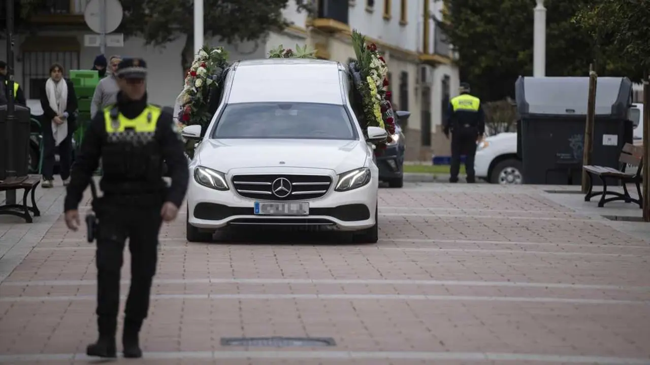 El coche f&uacute;nebre con los restos de David Cord&oacute;n, padre del futbolista Davinchi, llega a la parroquia del Sagrado Coraz&oacute;n de Jes&uacute;s de Huelva para la misa en su memoria.
Foto: Clara Carrasco / Europa Press