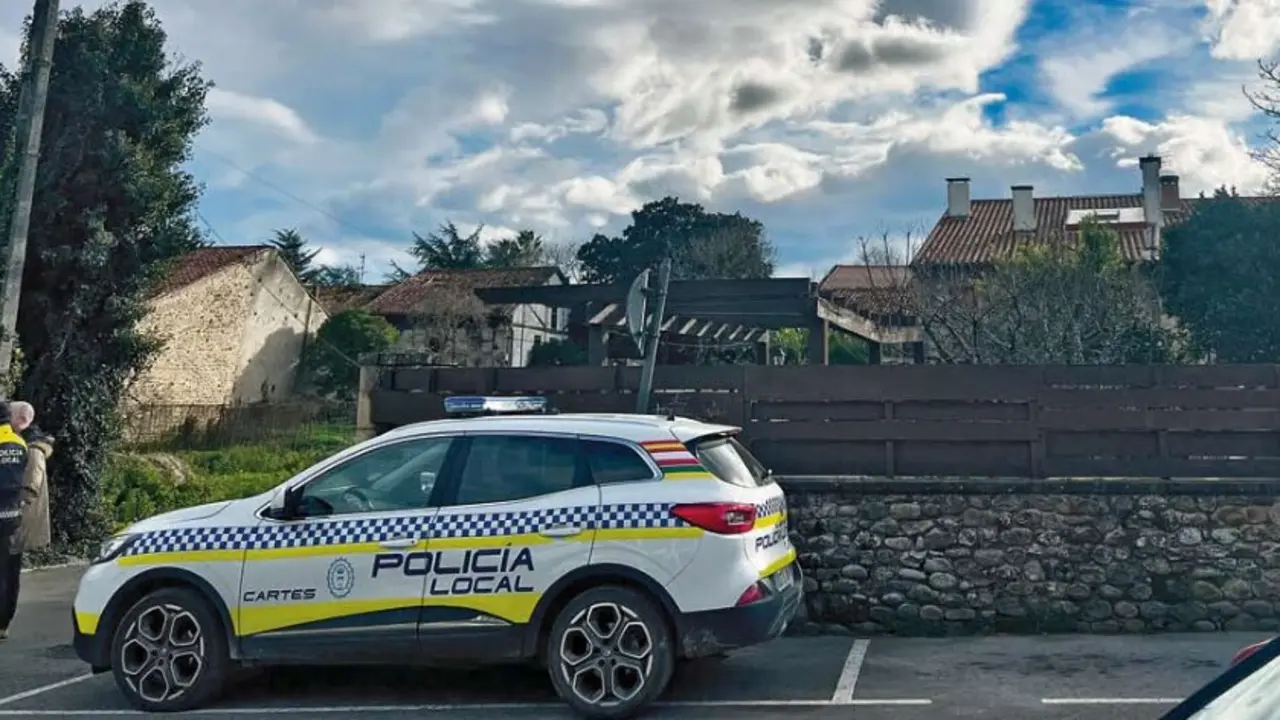 La Polic&iacute;a Local de Cartes, ayer en la entrada al Centro de menores. / ALERTA