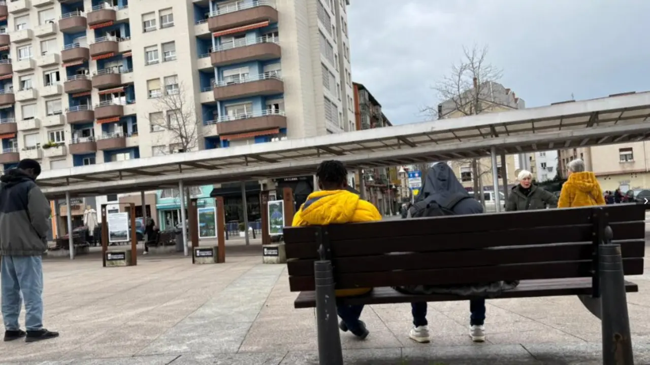 Varios j&oacute;venes sentados en la plaza de La Llama en Torrelavega en el d&iacute;a de ayer. / ALERTA