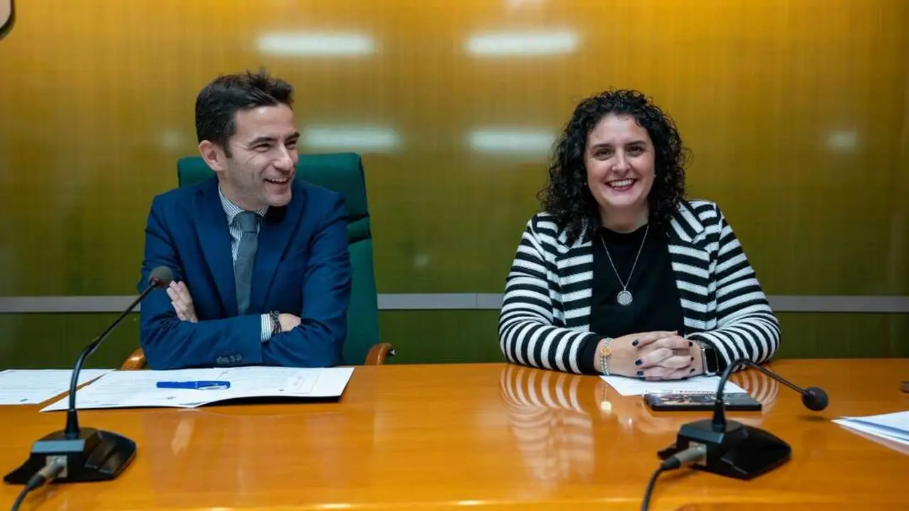 El delegado del Gobierno en Cantabria, Pedro Casares, y la alcaldesa de Cartes, Lorena Cueto. / a.e