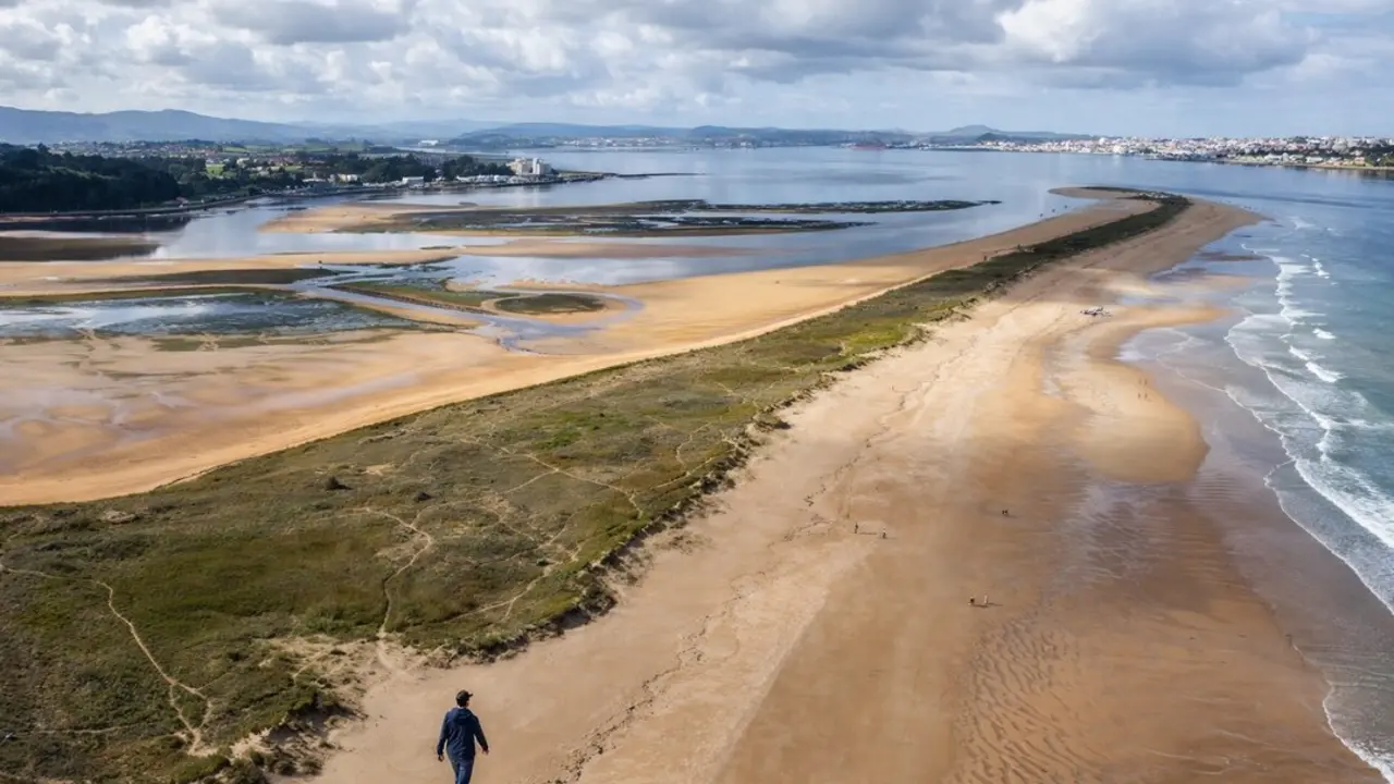 El Puntal de Somo separa el mar Cant&aacute;brico de la bah&iacute;a mientras regala una de las vistas m&aacute;s completas de Santander. / i.a.