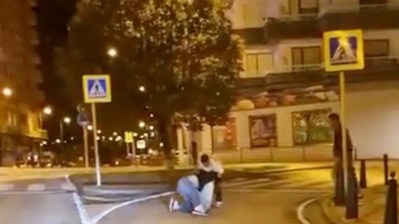 Imagen en la que se aprecia como un joven fue agredido violentamente en plena v&iacute;a p&uacute;blica. / a.e