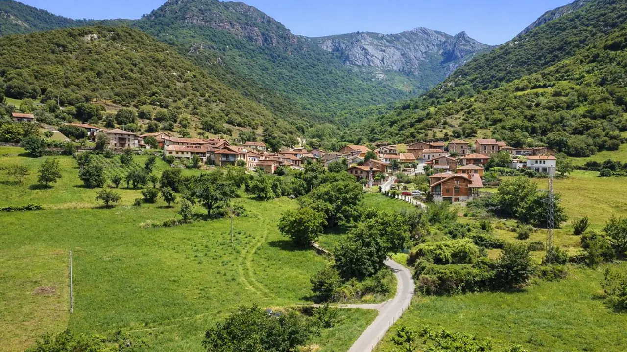 Perfecto para una parada en ruta por Li&eacute;bana, este peque&ntilde;o enclave combina naturaleza, senderismo y un monumento &uacute;nico. / a.e