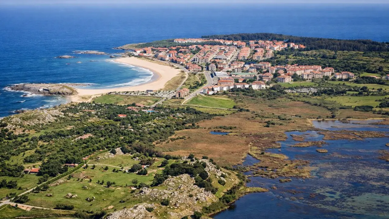 Cada verano, miles de visitantes llegan a este rinc&oacute;n de Trasmiera atra&iacute;dos por sus playas y su entorno natural. / I.A