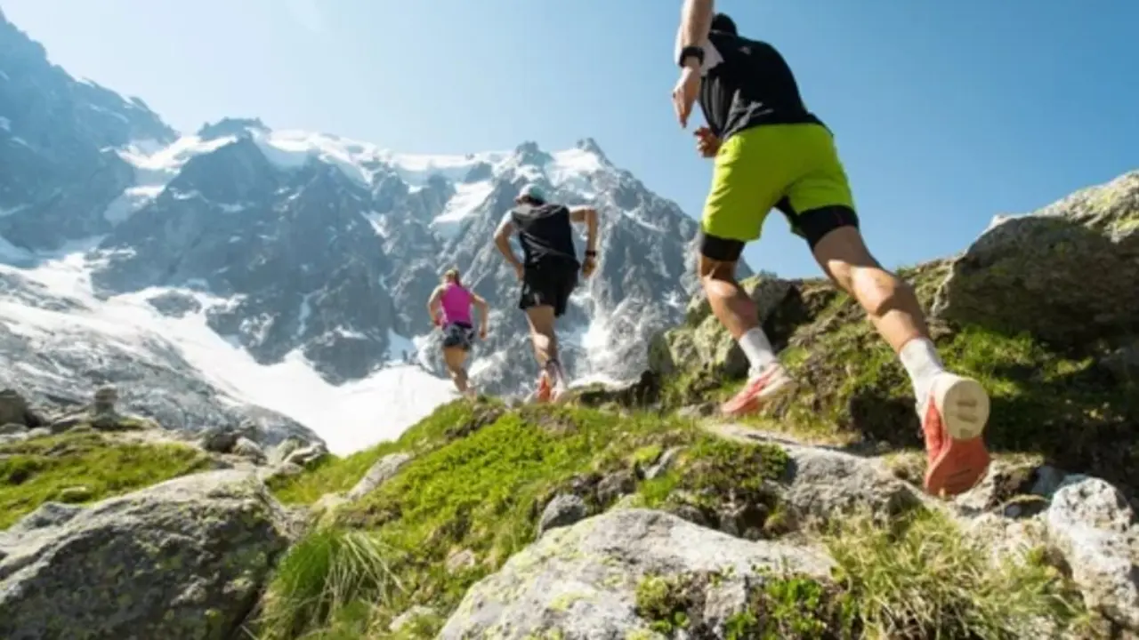Varias personas corriendo por los montes de Cantabria.