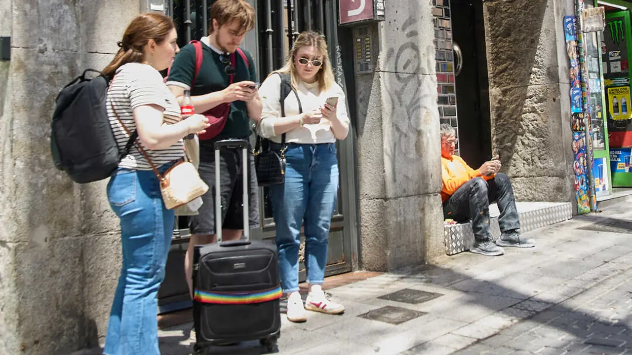 Tres j&oacute;venes en el exterior de un piso tur&iacute;stico. / Jes&uacute;s Hell&iacute;n