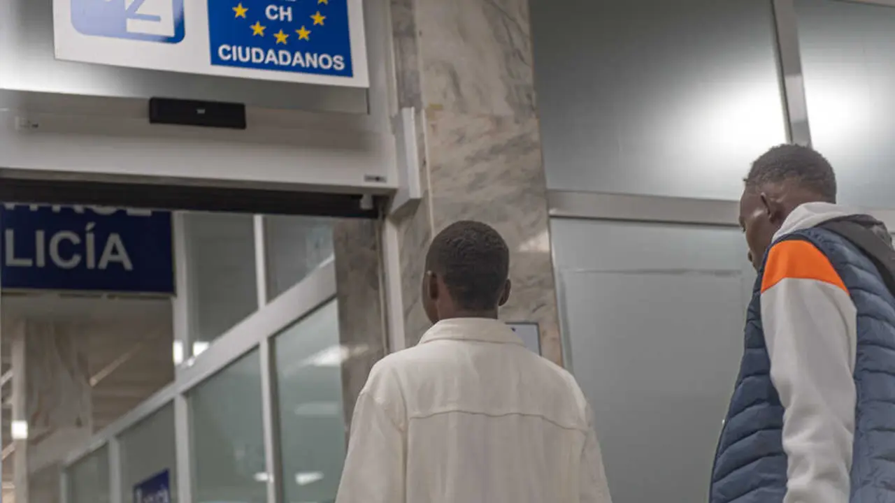 Un grupo de personas hacen cola en el Puerto de Ceuta, antes de ser trasladados a la pen&iacute;nsula. / EP