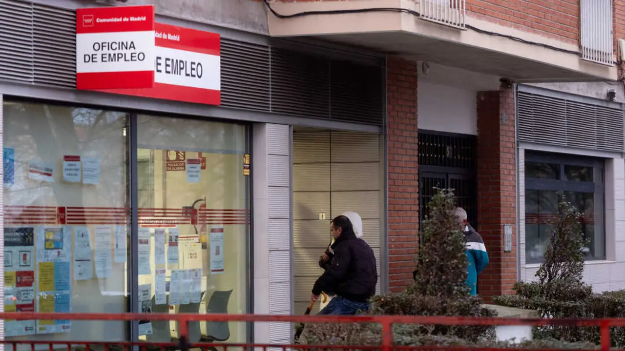 Varias personas hacen cola para entrar en una Oficina de Empleo. / EP