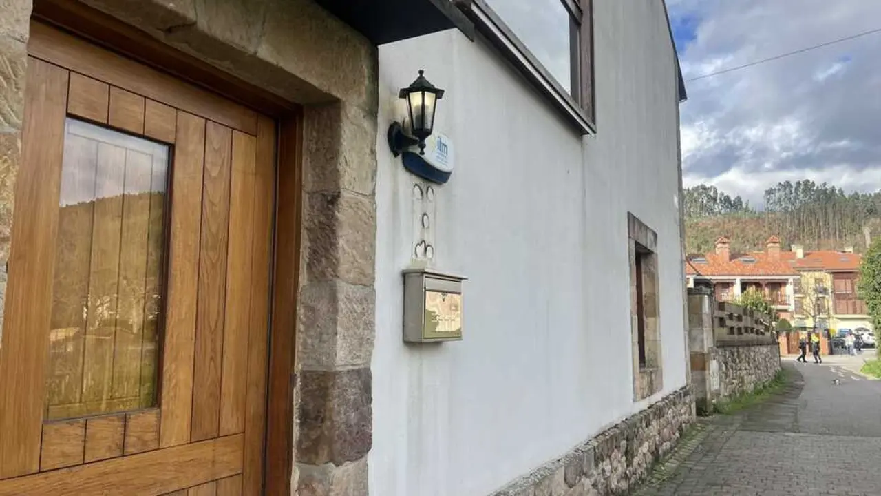 Exterior de la vivienda que se convertir&aacute; en un centro de acogida para menores migrantes. / EP