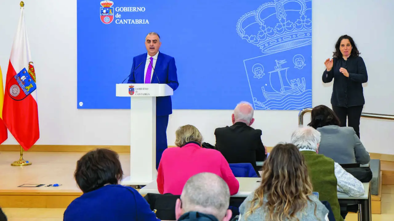 El consejero, Roberto Media, durante una intervenci&oacute;n. / A.E.