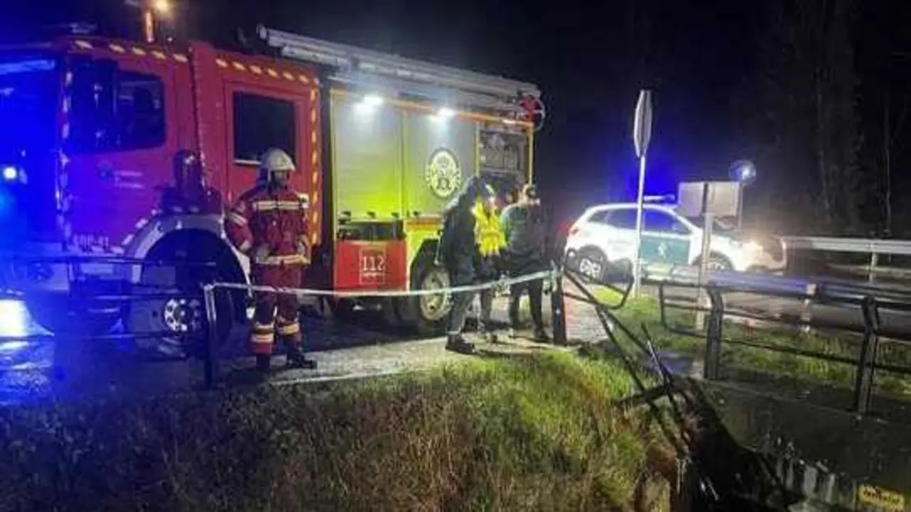 Guardia Civil, bomberos del 112 del parque de Tama y sanitarios del 061, en el lugar de los hechos. / 112