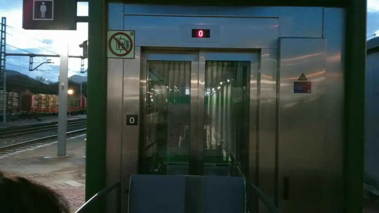 Un defecto en el ascensor instalado en la estaci&oacute;n de Tanos ha destapado graves carencias en una obra que promet&iacute;a accesibilidad total en Torrelavega. / torrelavega se mueve