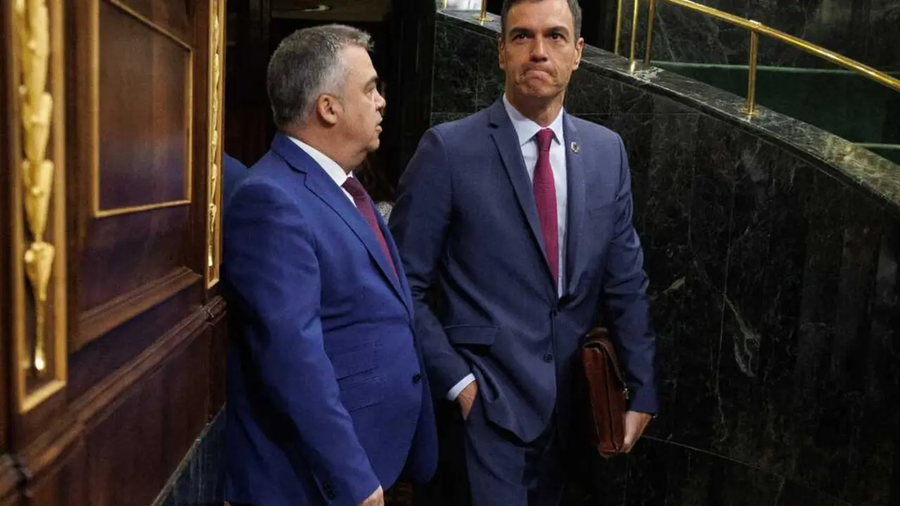 El ex n&uacute;mero 3 del PSOE y el presidente del Gobierno. / EP