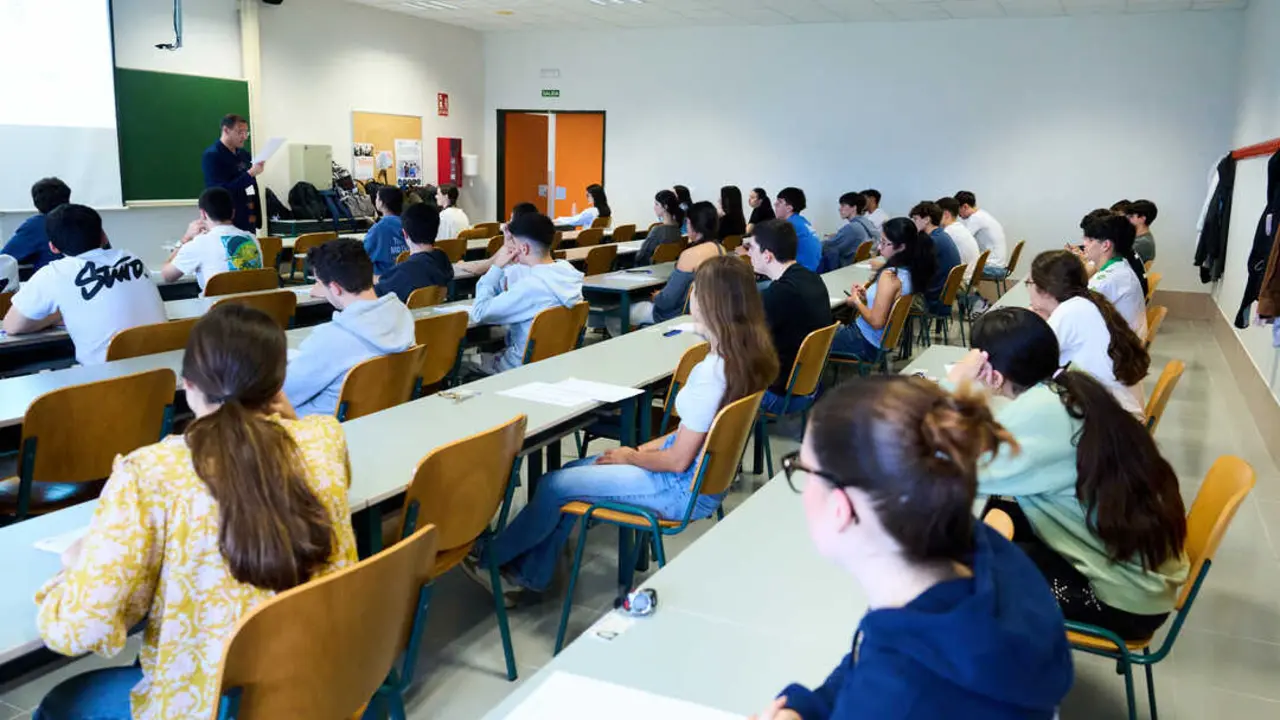 Alumnos de Segundo de Bachillerato durante la primera jornada de la Prueba de Acceso a la Universidad. / EP