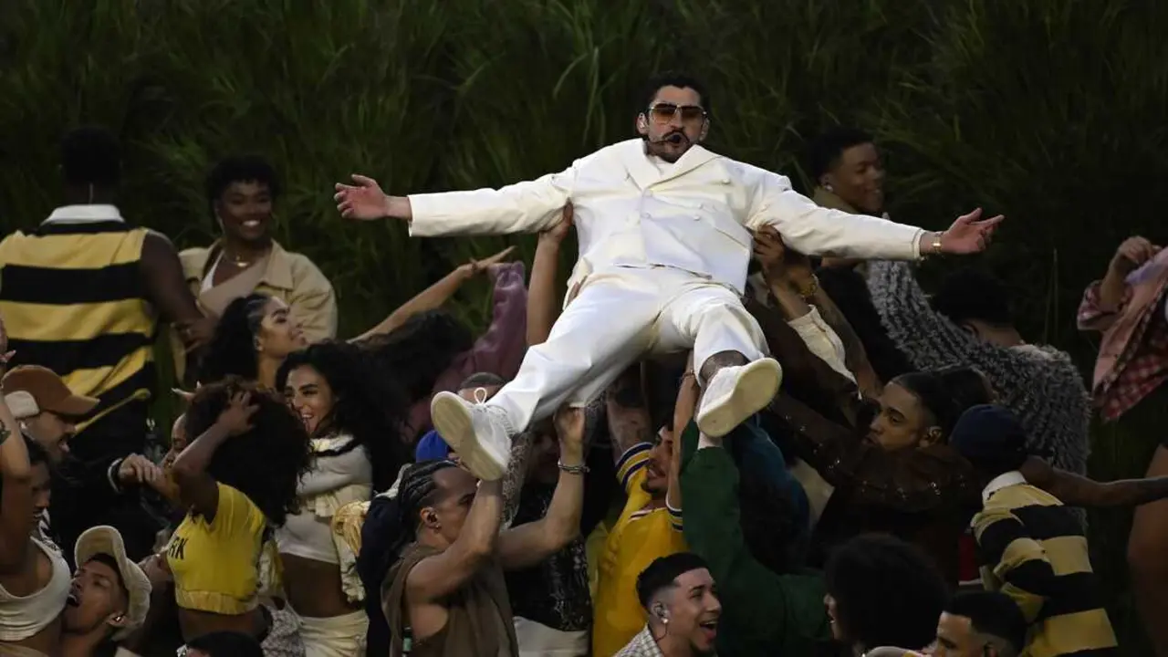 Bad Bunny durante el espect&aacute;culo del medio tiempo de la Super Bowl. / Charles Baus