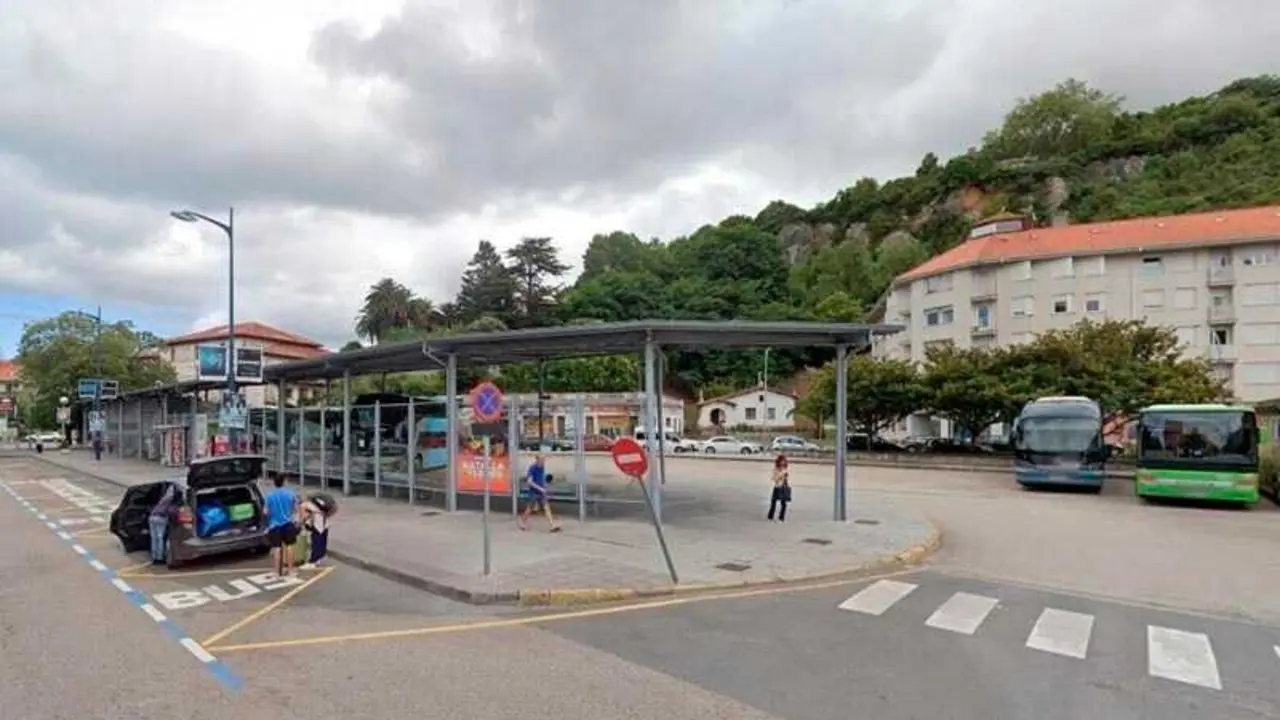 La ruta que une Castro Urdiales con Laredo, con parada en el hospital comarcal, aumenta su oferta. / A.E