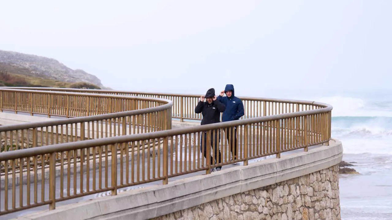 La borrasca Nils irrumpe con fuerza y sit&uacute;a a Cantabria bajo vigilancia meteorol&oacute;gica. / EP