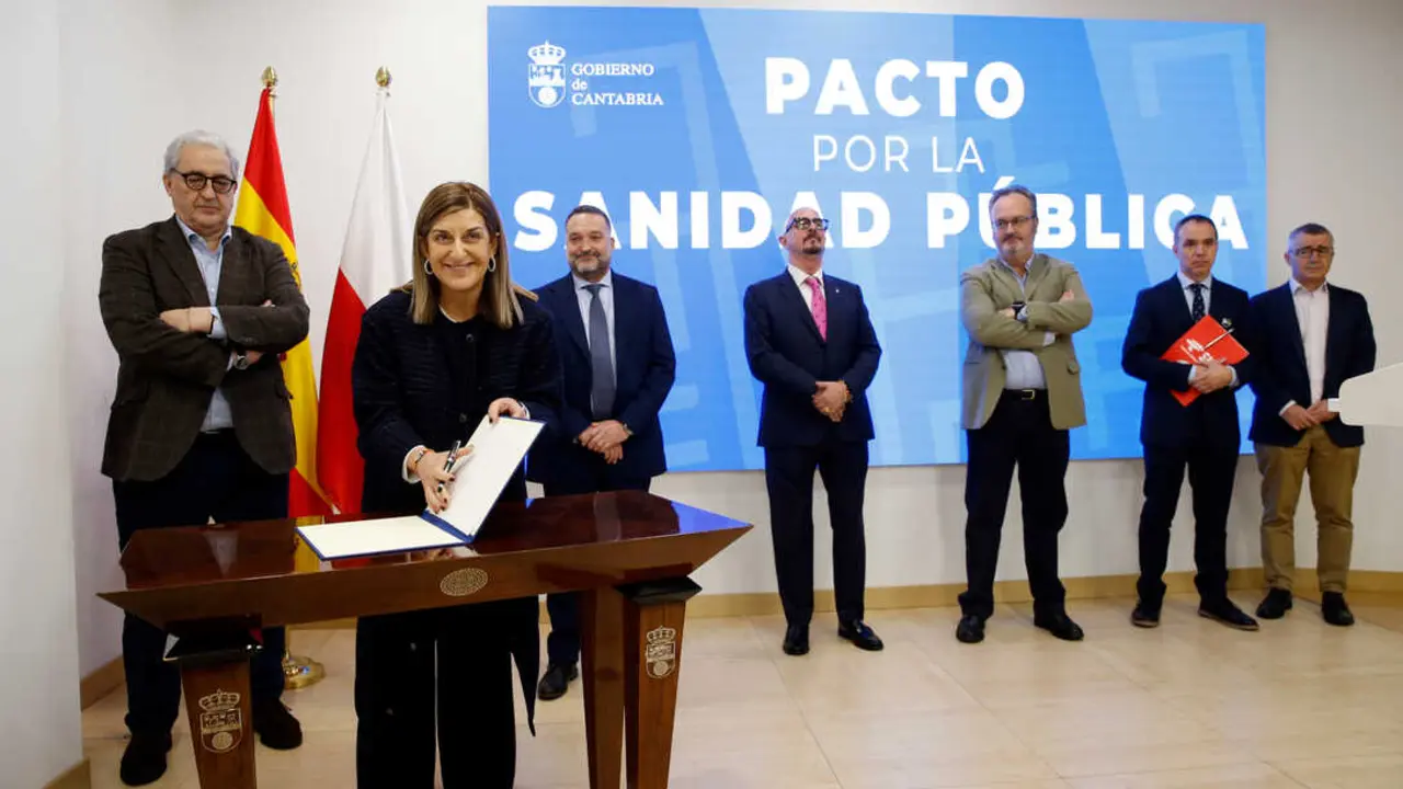 La presidenta de Cantabria durante la firma de la adenda al pacto sanitario junto a representantes del Sindicato M&eacute;dico y del Colegio de M&eacute;dicos. / alerta