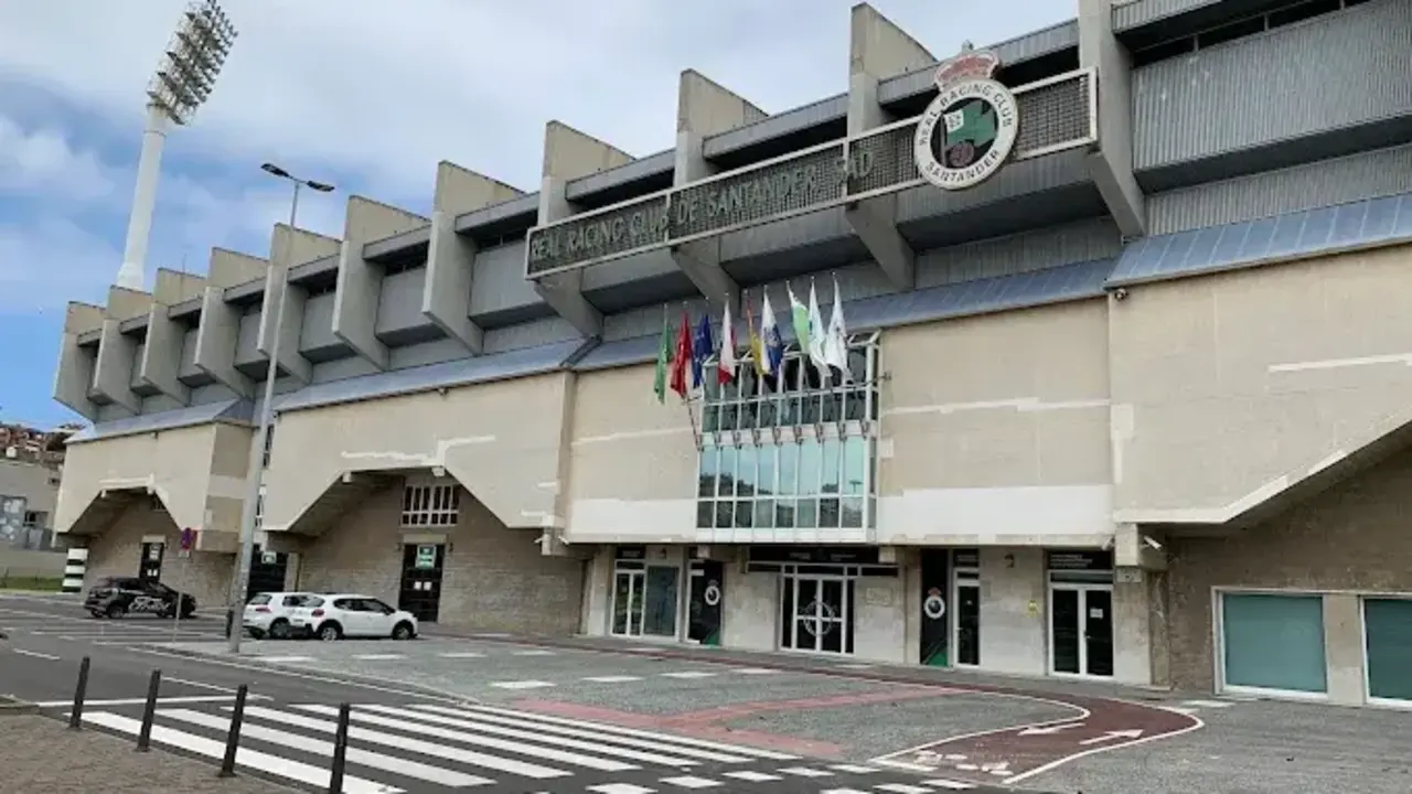 Una de las entradas de los Campos de Sport de El Sardinero. / A.E