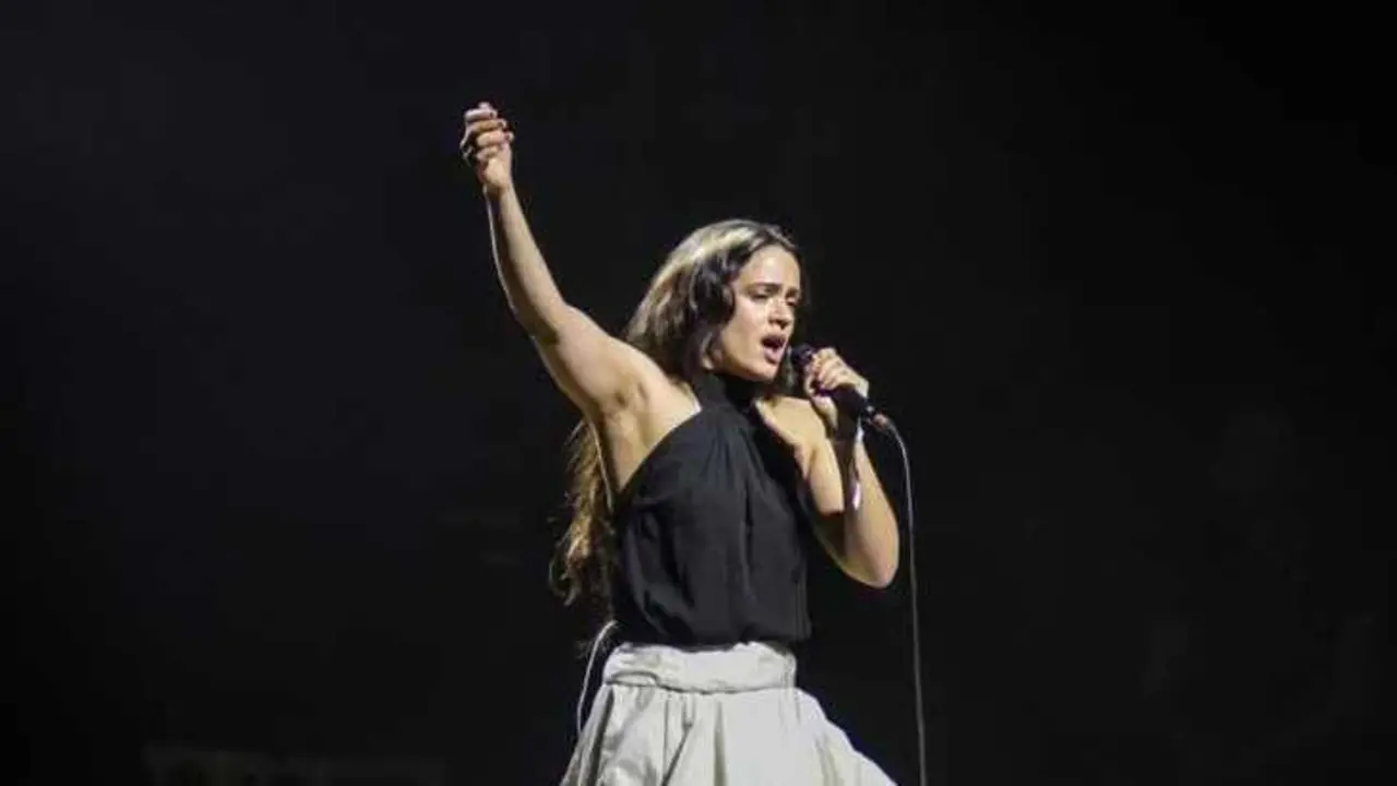La artista Rosal&iacute;a durante una actuaci&oacute;n. / ALBERTO PAREDEs / Archivo